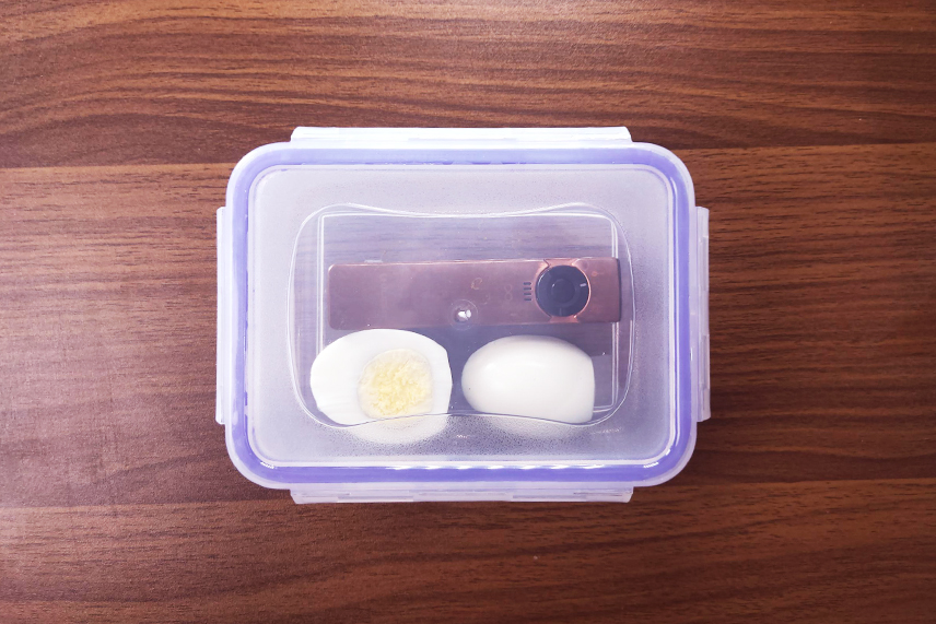 1.Seal your copper flashlight with fresh, hot hardboiled egg pieces in a plastic bag or container. 