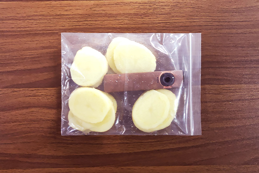 3.Cover your copper flashlight in crushed potato chips soaked with white vinegar.