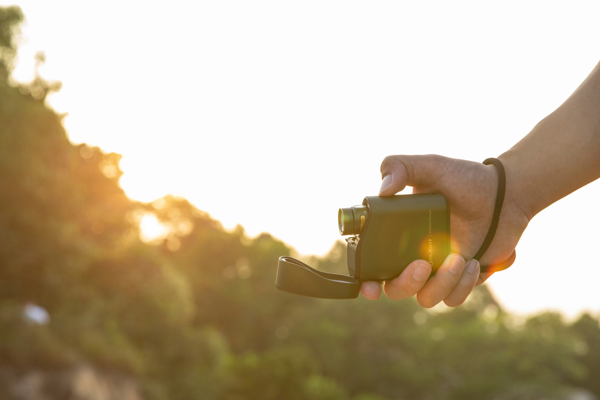 baton 4 charging case with a lanyard