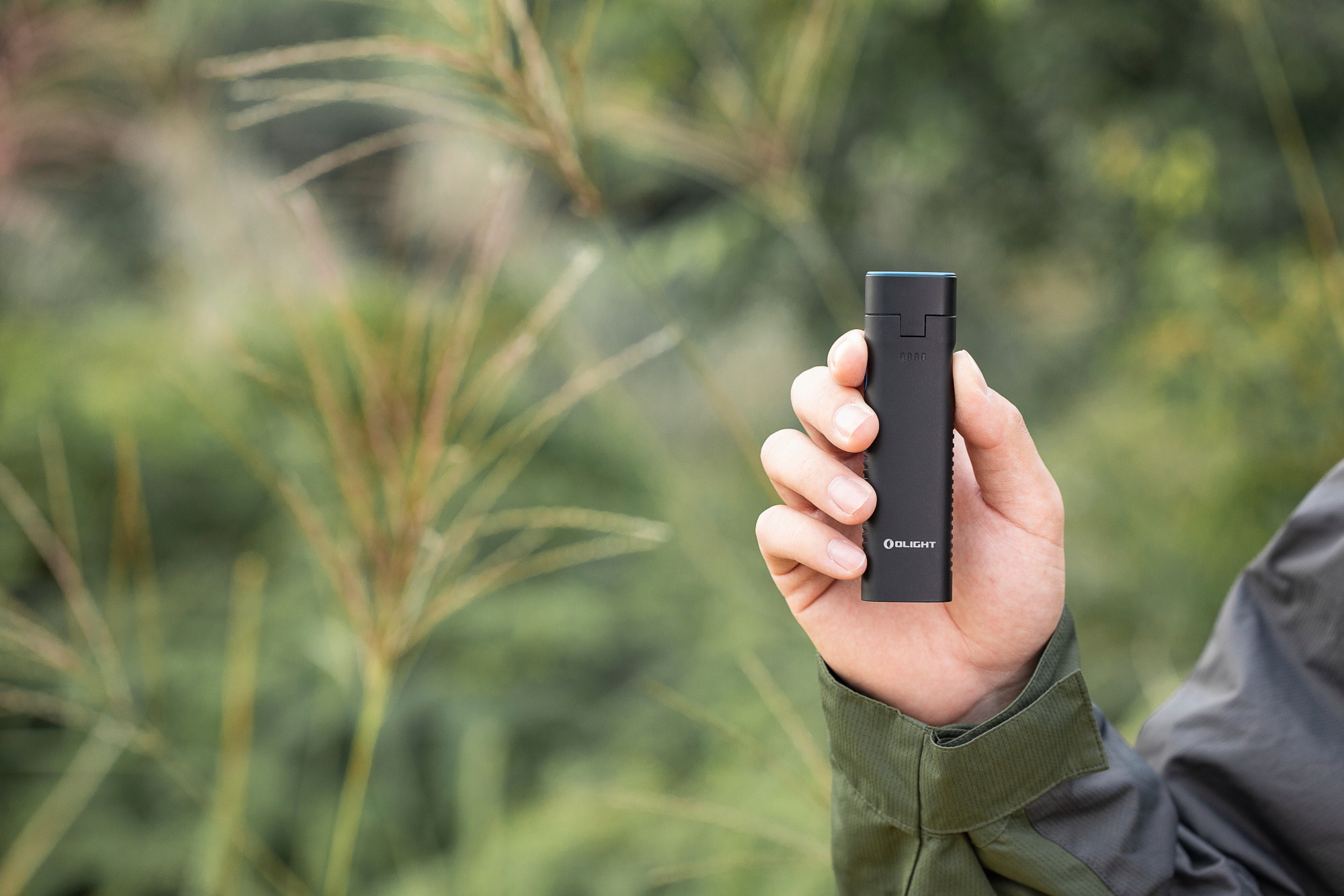 olight Arkflex in the hand